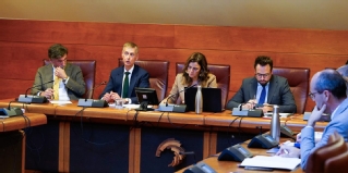 El presidente del TSJC da cuenta de la Memoria Judicial 2023 en el Parlamento de Cantabria